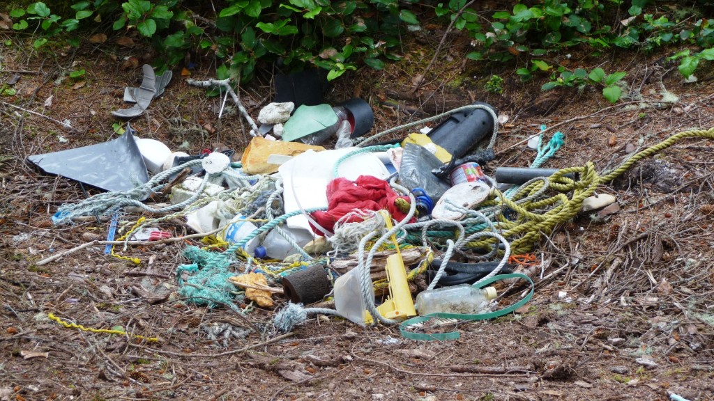 Trash washup up from the ocean