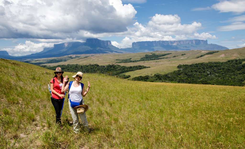 Anabel and Ana, on the way to Roraima